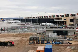 Das Vorfeld wird bereits genutzt, die Abfertigungsgeb&auml;ude noch nicht. - &copy; Lando Hass/dpa