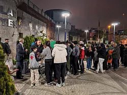 Menschen sammeln in einer Verteilstelle für Lebensmittel. - © Omer Yildiz/DIA Photo/AP/dpa