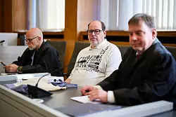 Missbrauchsopfer Wilfried Fesselmann mit seinen Anwälten. - © Christoph Reichwein/dpa