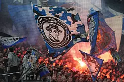 Das Abbrennen von Pyrotechnik in den Stadien ist den Innenministern ein Dorn im Auge. - © Marcus Brandt/dpa