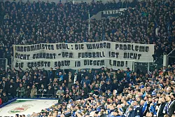 Seit Wochen mobilisieren Fußballfans in den Stadien gegen mögliche Verschärfungen der Regeln. (Archivfoto) - © Bernd Thissen/dpa