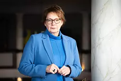 Daniela Behrens (SPD) fände die Einführung personalisierter Tickets für Fußballspiele gut. - © Sina Schuldt/dpa