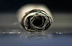 Die Rolle war zu brüchig, um sie zu entrollen. Sie wurde digital entschlüsselt. - © Boris Roessler/dpa