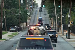 Die Autokolonne mit Donald Trump fährt in Atlanta zum Gefängnis von Fulton County. - © Alex Brandon/AP