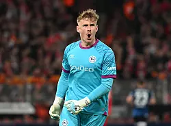 Bielefelds Torwart Kersken &auml;rgert sich &uuml;ber die Niederlage in Berlin. - &copy; Soeren Stache/dpa