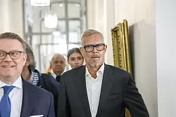 Wirkte vor Verhandlungsbeginn gel&ouml;st, doch es geht um viel: Den Streitwert beziffert das Gericht auf 30 Millionen Euro. - &copy; Alex Talash/dpa