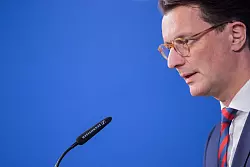 Auch Kritik am Koalitionsvertrag für Deutschland ist aus Sicht des nordrhein-westfälischen Ministerpräsidenten Hendrik Wüst (CDU) nicht wegzudiskutieren. - © Rolf Vennenbernd/dpa