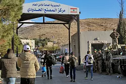 Schon wenige Stunden nach dem Ende der Assad-Herrschaft machen sich Flüchtlinge aus den Nachbarstaaten Libanon, Jordanien und Türkei auf den Weg zurück in die Heimat. - © Marwan Naamani/dpa