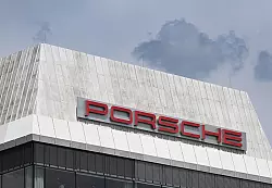Porsche verschärft Sparkurs. (Foto aktuell) - © Bernd Weißbrod/dpa