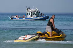 In Israel wird nach Berichten über einen Hai-Angriff ein Mann vermisst. - © Ariel Schalit/AP/dpa