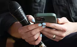 Klimaschutzaktivistin Luisa Neubauer liest auf dem Deutschen Katholikentag bei einer Podiumsdiskussion Hasskommentare von ihrem Smartphone vor. - &copy; Hendrik Schmidt/dpa
