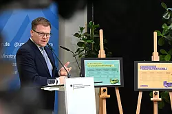 Bundesumweltminister Carsten Schneider (SPD) stellt Details zu der neuen Elektroauto-Kaufpr&auml;mie vor. - &copy; Elisa Schu/dpa