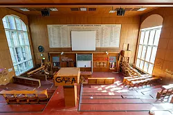 Der zum Teil zerstörte Hörsaal kann mehrere Wochen lang nicht genutzt werden. - © Soeren Stache/dpa