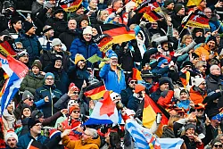 Die deutschen Biathlon-Fans fiebern auf der Trib&uuml;ne mit. - &copy; Sven Hoppe/dpa