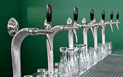 Die Nachfrage nach alkoholhaltigem Bier ist in Deutschland deutlich gesunken. (Symbolbild) - &copy; Carsten Rehder/dpa