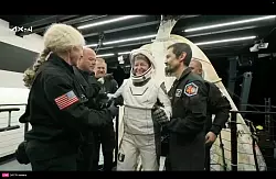 Die Kommandantin der Axiom-Crew, Peggy Whitson, beim Verlassen der SpaceX-Kapsel auf einem Bergungsschiff. - © Uncredited/SpaceX via AP/dpa