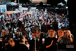 Laut den Organisatoren strömten rund 400.000 Menschen auf den «Platz der Geiseln». - © Emilio Morenatti/AP/dpa