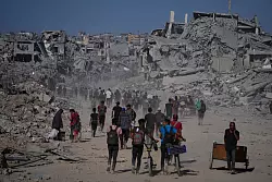 Die bisherige Lebenswelt vieler Menschen in der Stadt Gaza wurde komplett zerstört. - © Jehad Alshrafi/AP/dpa