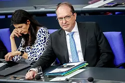 In seiner Rede betont Bundesinnenminister Alexander Dobrindt (CSU), die Regelung zur Abschaffung des Pflichtanwalts betone ausschließlich Ausländer, die vollziehbar ausreisepflichtig seien. - © Kay Nietfeld/dpa