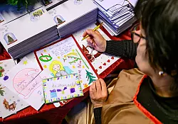 Die Briefe an Weihnachtsmann, Christkind oder Nikolaus sind oft liebevoll von den Kindern gestaltet. (Archivbild) - &copy; Patrick Pleul/dpa