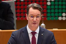 NRW-Ministerpr&auml;sident Hendrik W&uuml;st (CDU) setzt auf den Zusammenhalt der Menschen in der Krise. - &copy; Henning Kaiser/dpa