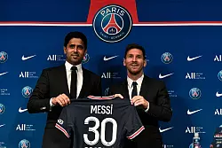 Das Lächeln verging Messi in Paris. - © Stephane De Sakutin/AFP/dpa