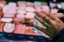 Die Teuerung in Deutschland hält sich über der Zwei-Prozent-Marke - © Jan Woitas/dpa