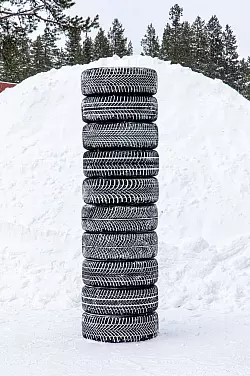10 Winterreifen in der Dimension 245/45 R19 haben die Tester unter die Lupe genommen. - © GTÜ/dpa-tmn