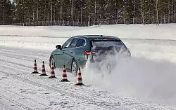 Test auf schneebedeckter Straße: Als «sehr empfehlenswert» erwiesen sich die teureren Winterreifen. - © GTÜ/dpa-tmn