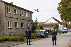 Polizisten ließen eine Drohne über das Grundstück fliegen. - © Christophe Gateau/dpa