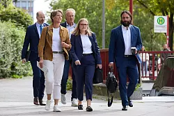 Die Angeklagten Block und Delling verlassen mit ihren Anw&auml;lten das Gericht. - &copy; Georg Wendt/dpa