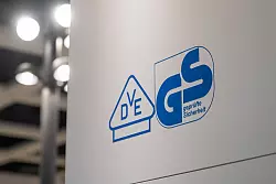 Das GS-Zeichen steht für «Geprüfte Sicherheit» und ist ein anerkanntes Prüfzeichen für Produkte, die den deutschen und europäischen Sicherheits- und Gesundheitsschutzanforderungen entsprechen. - © Nico Tapia/dpa-tmn