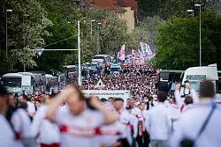 Tausende VfB-Fans zogen Richtung Stadion. - © Christoph Soeder/dpa