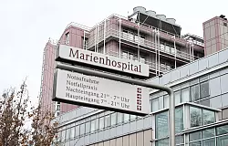 Mehrere Verletzte sind schon in deutschen Kliniken, etwa im Marienhospital Stuttgart. - &copy; Bernd Wei&szlig;brod/dpa