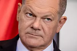 Der amtierende Kanzler Scholz sieht einen Anschlag auf die Handelsordnung - © Michael Kappeler/dpa