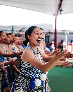 Das Krönungsjubiläum wurde von traditionellen Tänzen begleitet. - © Te Tari o te Kiingitanga/dpa
