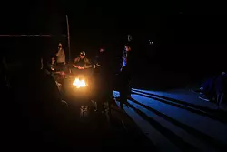 Pal&auml;stinenser w&auml;rmen sich w&auml;hrend des vor&uuml;bergehenden Waffenstillstands an einem Lagerfeuer. - &copy; Mohammed Talatene/dpa