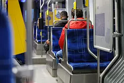 Die Zahl der Fahrg&auml;ste in Bussen und Bahnen legt leicht zu (Archivbild) - &copy; Jan Woitas/dpa