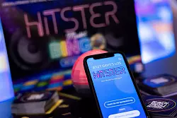 Für das interaktive Musik-Kartenspiel «Hitster» braucht man eine App und Spotify. - © Rolf Vennenbernd/dpa