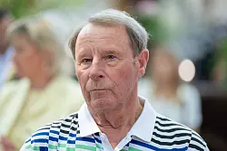 Ex-Borusse Berti Vogts wünscht sich einen neuen Aufschwung. - © Silas Stein/dpa