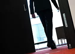 Mehr als jeder Dritte kann sich einer Befragung zufolge einen Jobwechsel vorstellen oder plant diesen. (Illustration) - © Arne Dedert/dpa/dpa-tmn