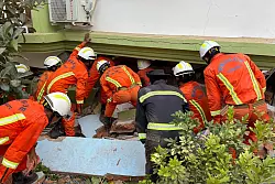 In Myanmar suchten die Retter weiter nach Überlebenden. - © Aung Shine Oo/AP/dpa