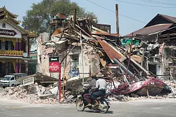 Auch am Sonntag gab es Nachbeben in Myanmar. - © Aung Shine Oo/AP/dpa