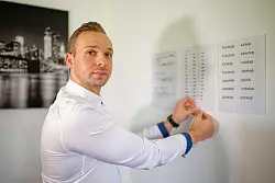 Er r&auml;t anderen stotternden Menschen, sich nicht zu verstecken und sich mit anderen Betroffenen zu vernetzen. - &copy; Uwe Anspach/dpa