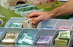 Die Summe der eingetauschten D-Mark-Bestände ist gesunken. (Archivbild) - © Frank May/dpa