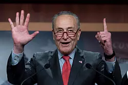 Chuck Schumer, demokratischer Mehrheitsführer im Senat, signalisiert «51», während er zu Reportern spricht. Mit dem Sieg der US-Demokraten bei einer Stichwahl um den letzten offenen Senatssitz hat Ex-Präsident Trump erneut eine empfindliche Niederlage erlitten. - © J. Scott Applewhite/AP/dpa