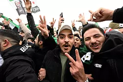 Große Freude bei den Teilnehmern einer spontanen Kundgebung von Syrern in Essen. - © Roberto Pfeil/dpa