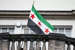 Über der syrischen Botschaft in Berlin weht jetzt die Flagge der Revolutionäre. - © Fabian Sommer/dpa