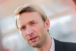 Bayer-Sportchef Simon Rolfes. - &copy; Rolf Vennenbernd/dpa