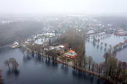 Auf den Feldern in Lilienthal bei Bremen steht das Wasser. - &copy; Sina Schuldt/dpa